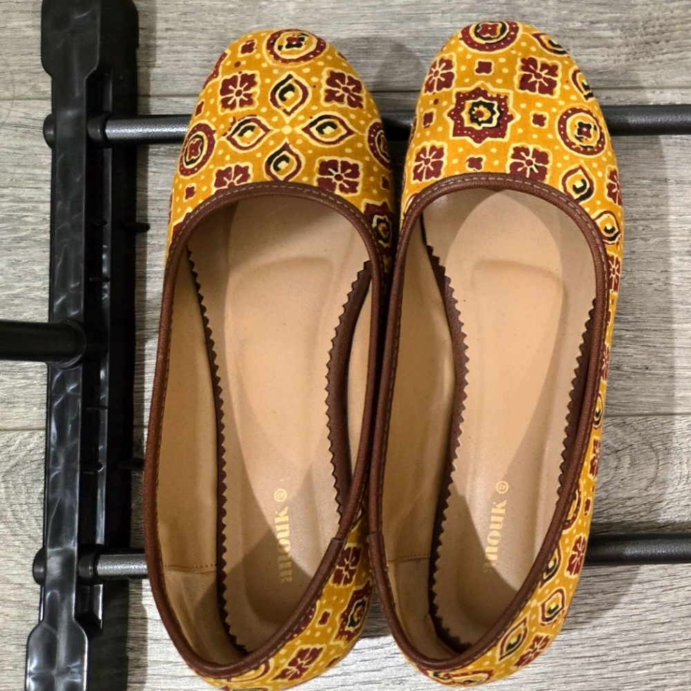 2/22$ - Vibrant Patterned Flats